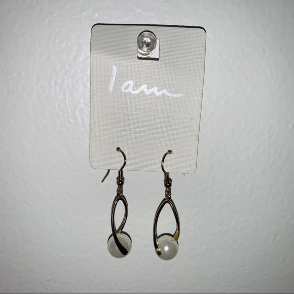 🎀 Pearl Dangle Earrings - Picture 3 of 4